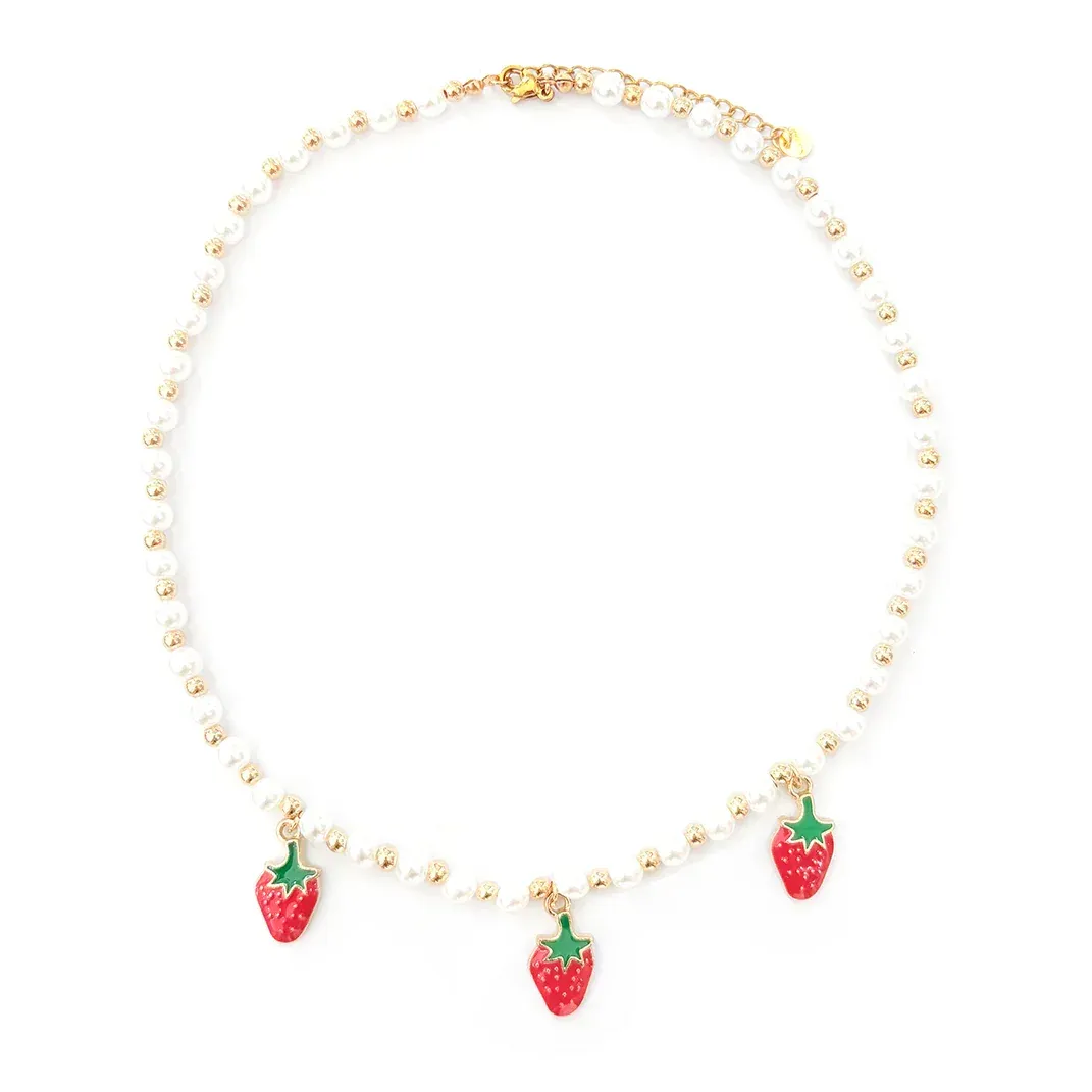 Erdbeer Perlenkette: Elegante Halskette mit Erdbeer-Anhängern und feinen Perlen. Einzigartiger Schmuck für jeden Anlass.