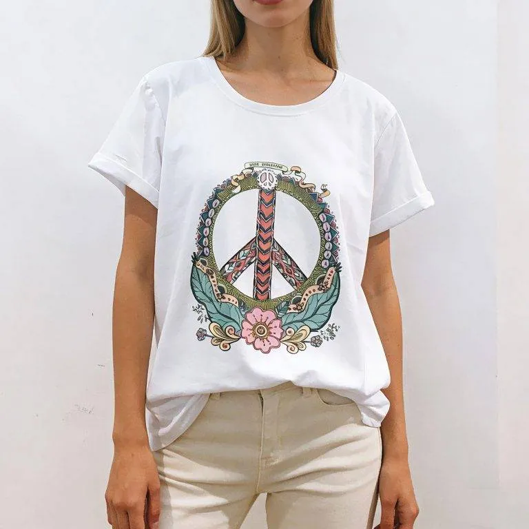 Weißes T-Shirt mit gekrempelten Ärmeln, bunten Friedenssymbolen, Mustern, Blumen, einzigartigem Design; bequeme Passform - drücke Einheit und Stil aus.