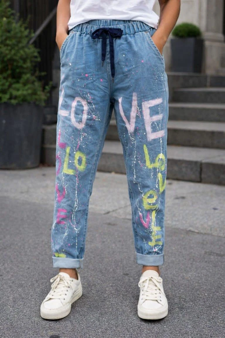 Das Model trägt eine Street Art Love Jeans mit dem Schriftzug LOVE