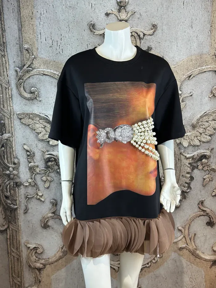 Perl Vision Sweatshirt Kleid: Schwarzes Kleid mit Schmuckdruck und braunem Volant für Damen.