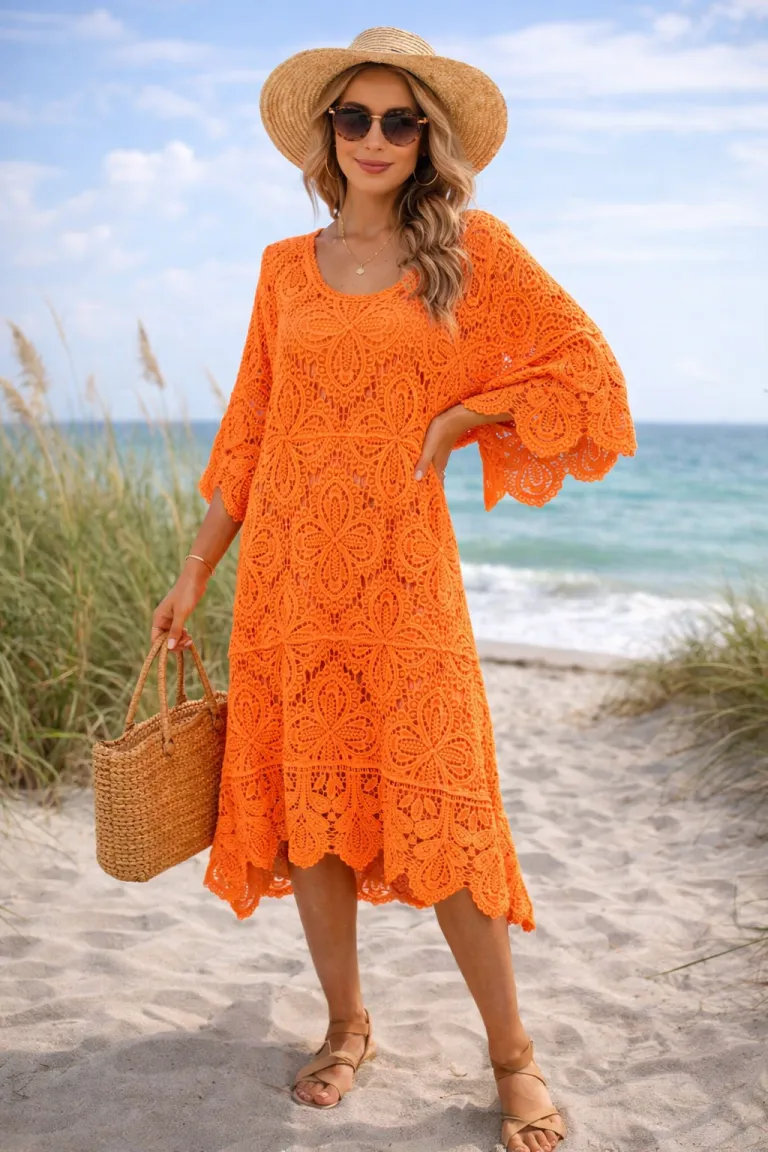 Sommerlook am Strand: Frau im Santorini Spitzenkleid, Strohhut und Sonnenbrille. Perfekt für den Urlaub!