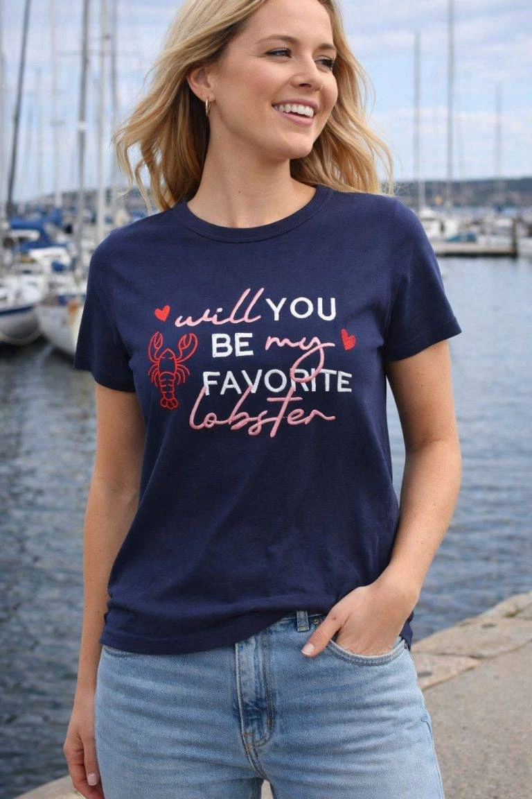 Woman by marina trägt das navyfarbene T-Shirt 