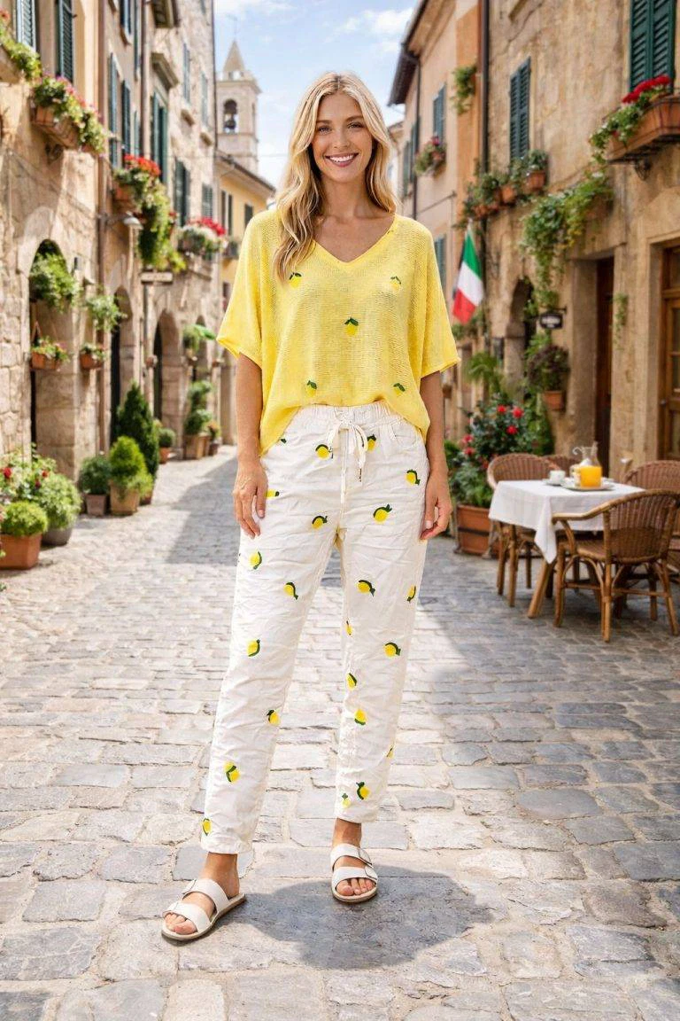Frau modelliert Lemon zauberhafte Hosen mit einem gelben Oberteil; atmungsaktiver Stoff, stilvolle Passform - perfekt für Sommerausflüge.