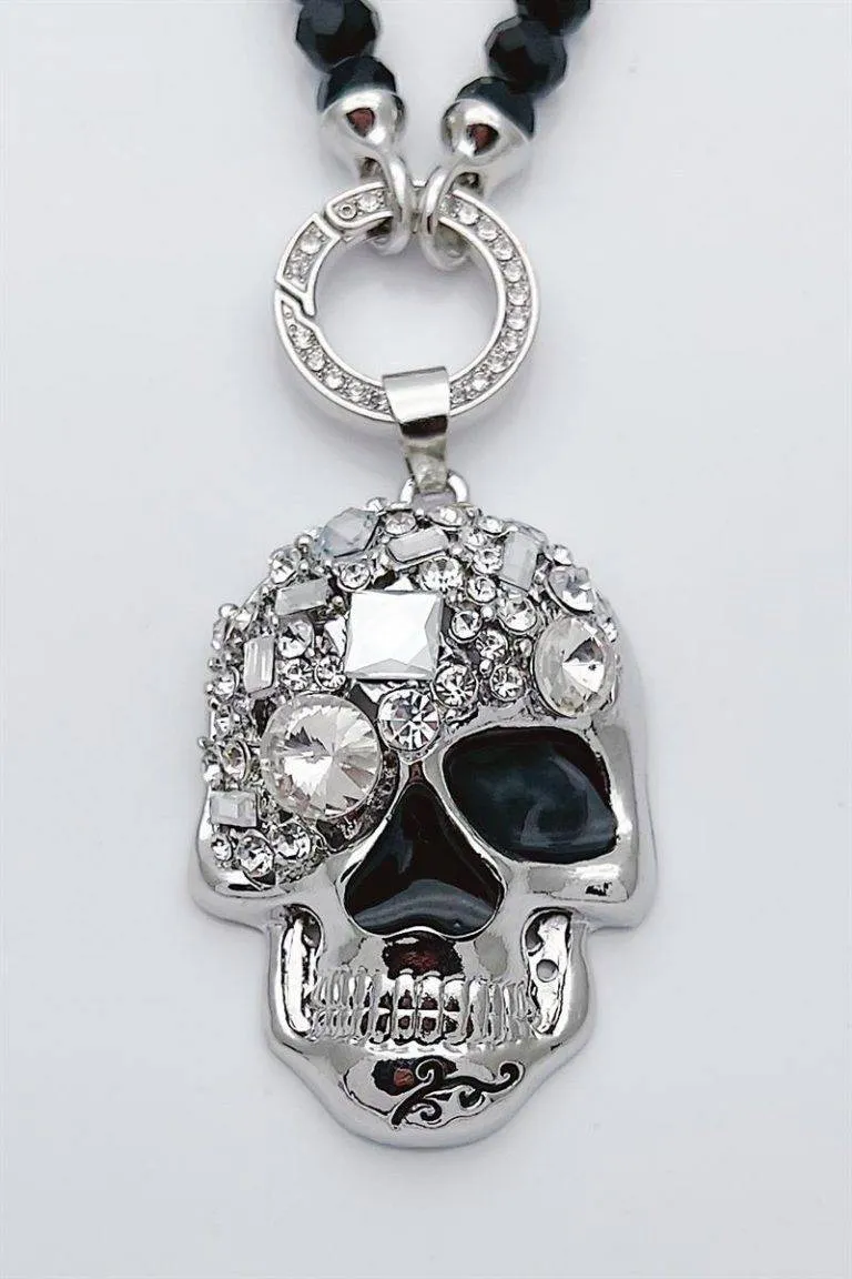 Shoppen Sie den Skull Wechsel Anhänger: silberner Totenkopf-Anhänger, funkelnde Strasssteine, auffällige schwarze Emaille, Perlenkette - der perfekte edgy Style.