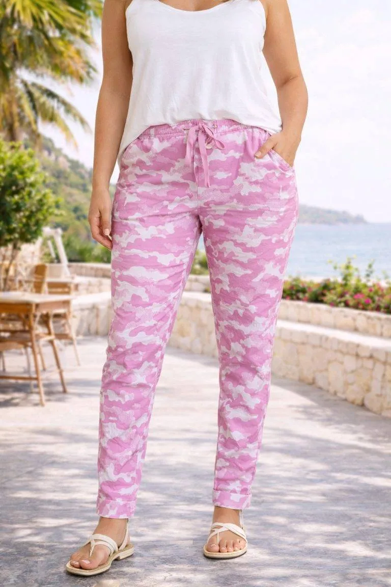 Rosa Sommerhose mit Tarnmuster: Bequeme Damenhose für den Sommer. Model mit Kordelzug und lässigem Schnitt.