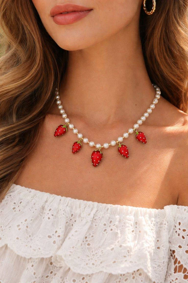 Erdbeerkette: Sommerliche Perlenkette mit Erdbeer-Anhängern. Modeschmuck Kette für Damen.