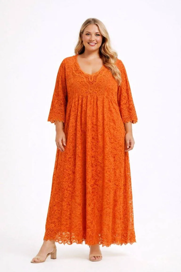 Model trägt ein orangefarbenes Spitzenkleid. Kleid in großen Größen online kaufen.