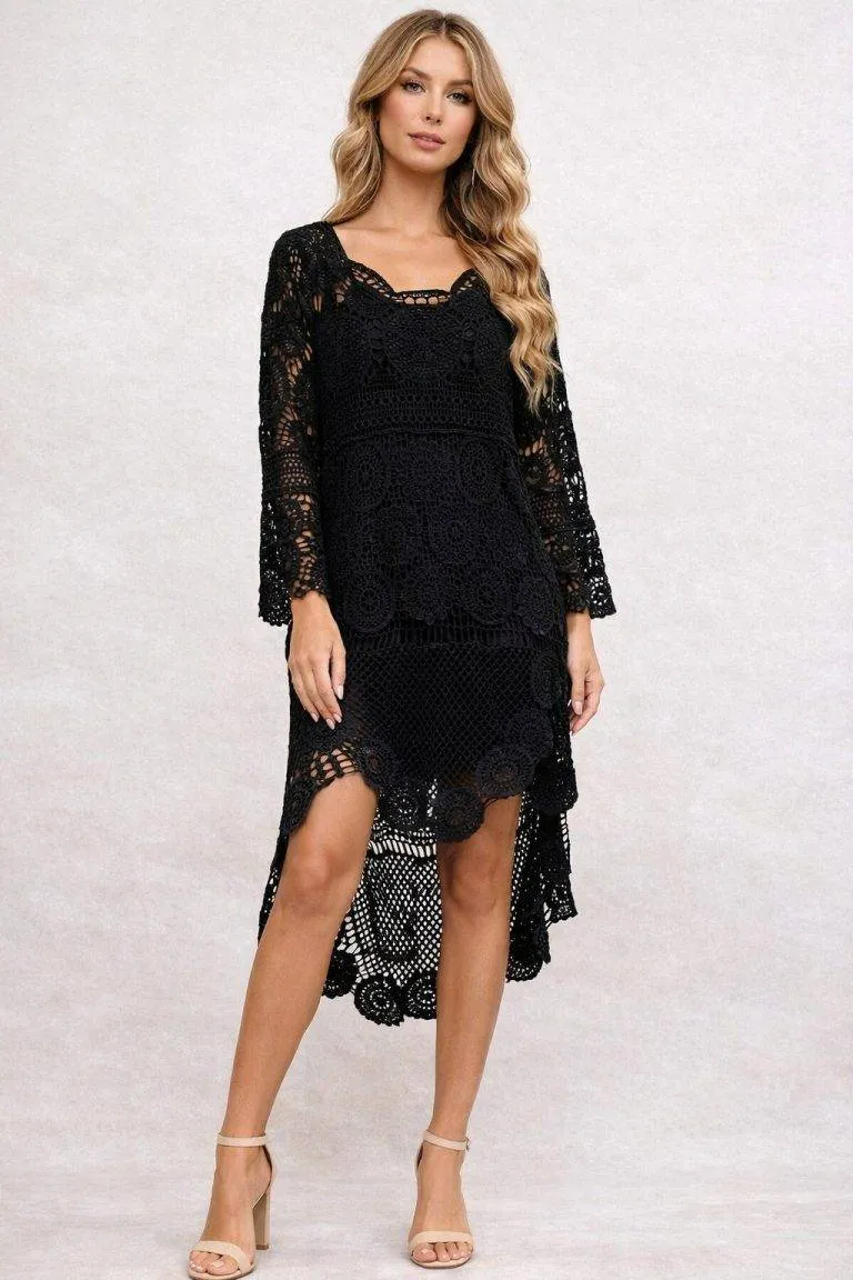 Elegantes schwarzes Kleid aus Spitze. Model trägt das Kleid mit asymmetrischem Saum. Perfekt für besondere Anlässe.