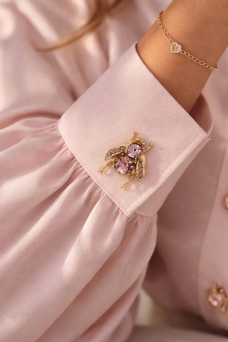 Kristall Biene Manschettenknopf Clip an rosa Manschette. Elegante Damenmode mit Insekt Schmuck.