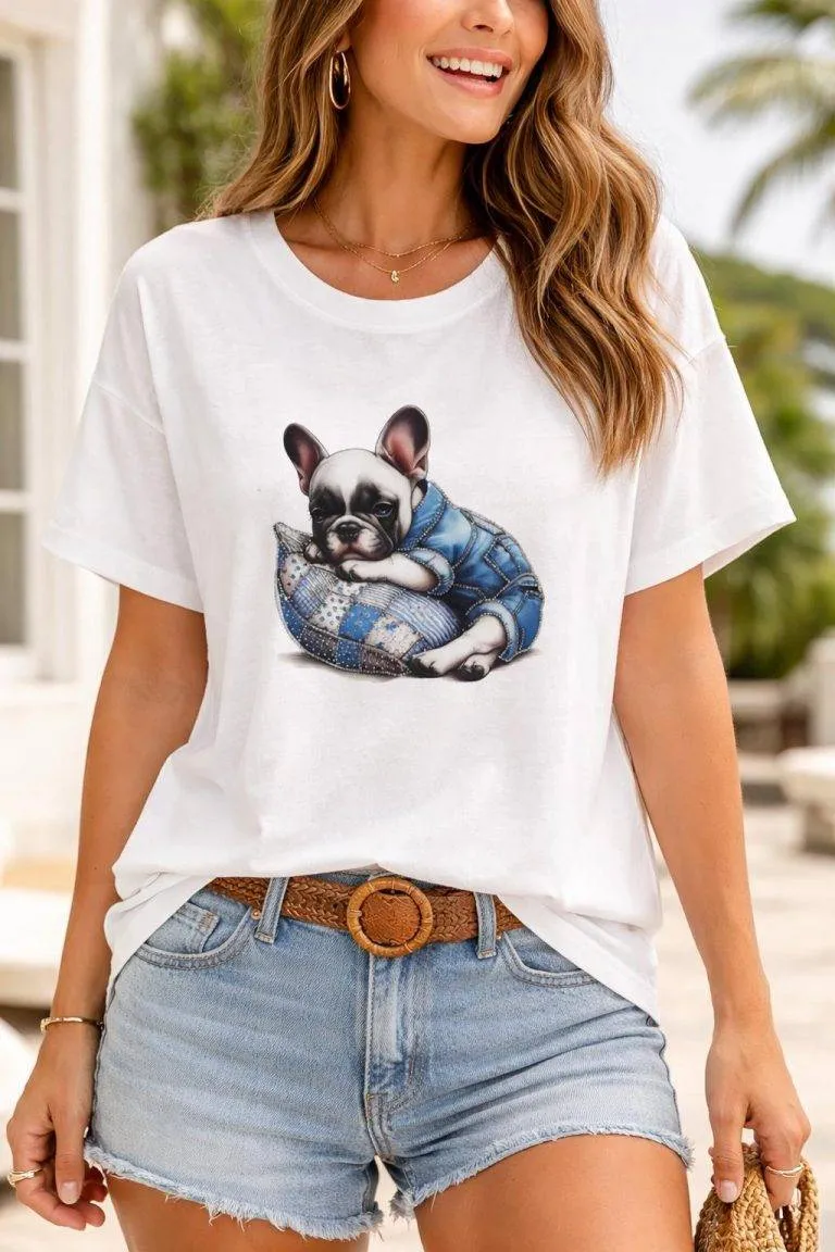 Shirt Modell mit Mops in Denimjacke. Bequemes Hunde T-Shirt für Tierliebhaber. Gemütlicher Welpen-Print auf Damenoberteil.
