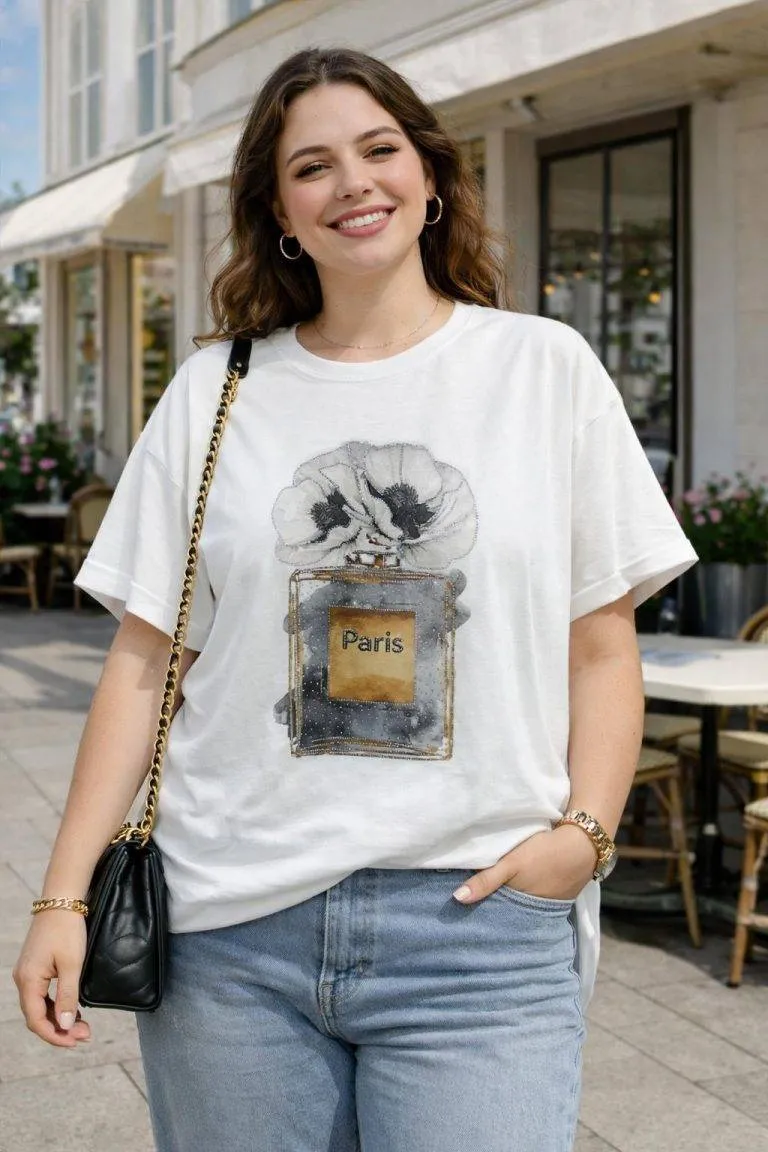 Paris Prestige Shirt: Frau mit T-Shirt mit Paris Parfumflakon Motiv. Gold Akzente. Modisches Outfit.