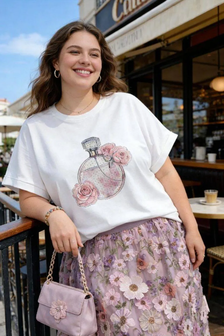 Süßes Elegance Shirt: Modell mit Parfümflakon-Motiv und femininen Accessoires. Stilvolle Shirt-Mode für Damen.