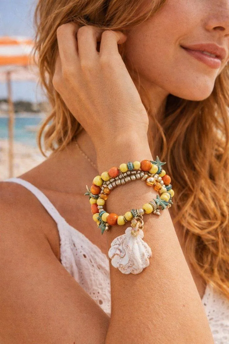 Ocean Wrap-Armband mit Muschel Anhänger und Seesternen am Strand. Sommerliches Accessoire für Damen.