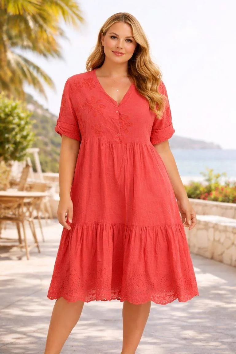Romantisches Sommerkleid: Model trägt rotes Midikleid mit Stickerei am Strand. Perfekt für sommerliche Tage! 